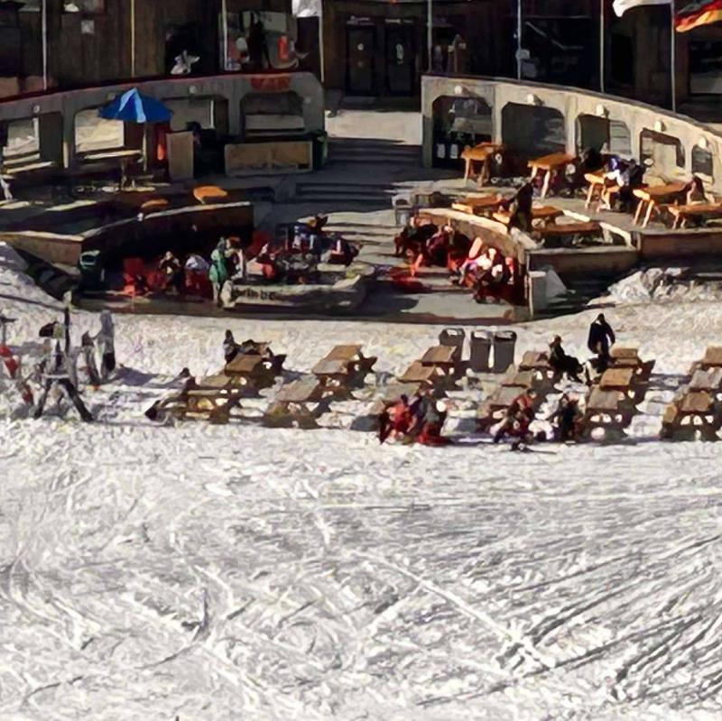 Sommet Saint-Sauveur Mercredi 19 mars 2025 La montagne commence sérieusement à prendre des airs de ski/snow de printemps! La magnifique terrasse est prête à vous accueillir et déjà aujourd’hui, plusieurs personnes en profitaient entre 2 descentes. Coup de coeur de la soirée, Richard (aux remontées mécaniques) et son sourire contagieux. Bon ski de printemps! Mélanie pour SkiCast #SommetSaintSauveur #SaintSo #saintsauveur #skisaintsauveur #assq #maneige #skicast #skiconditions #conditions7jou Sommet Saint-Sauveur Mercredi 19 mars 2025 La montagne commence sérieusement à prendre des airs de s